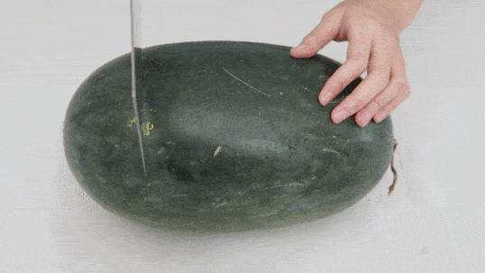 郑州卖瓜群众吃瓜,围观群众现场“吃瓜”盛况